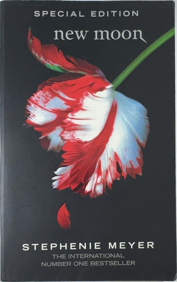 New Moon - By Stephenie Meyer — front cover