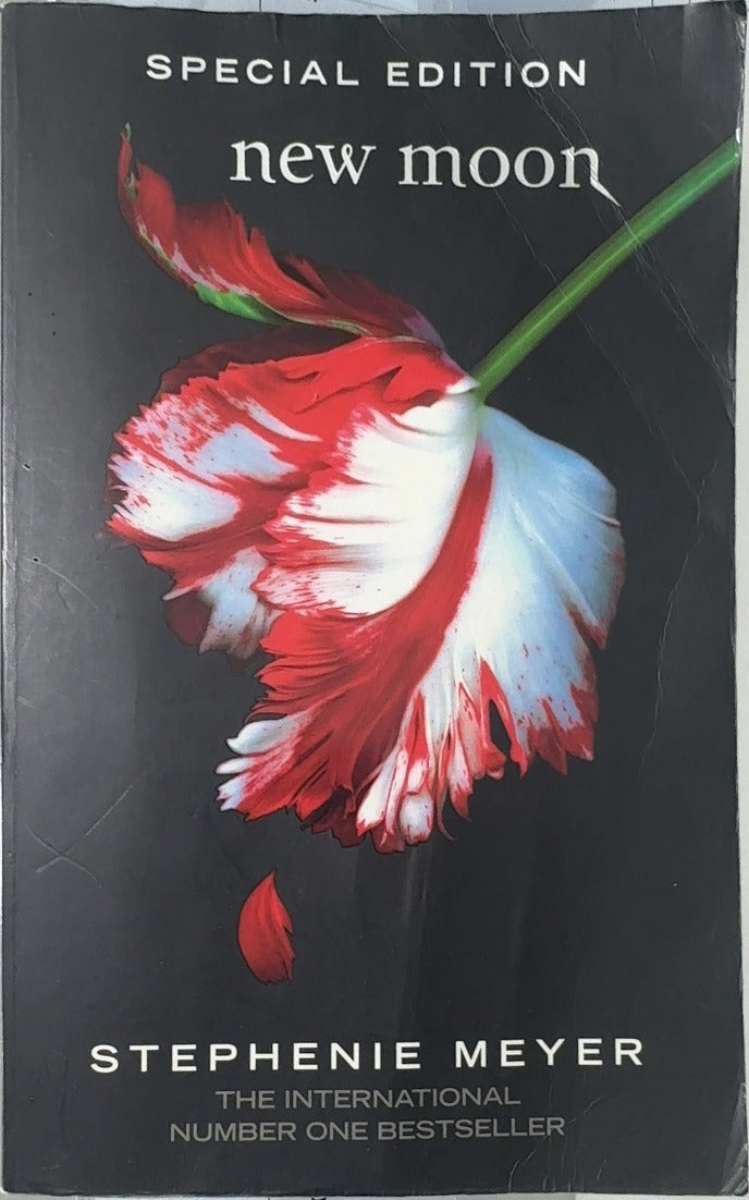 new moon - By Stephenie Meyer — front cover